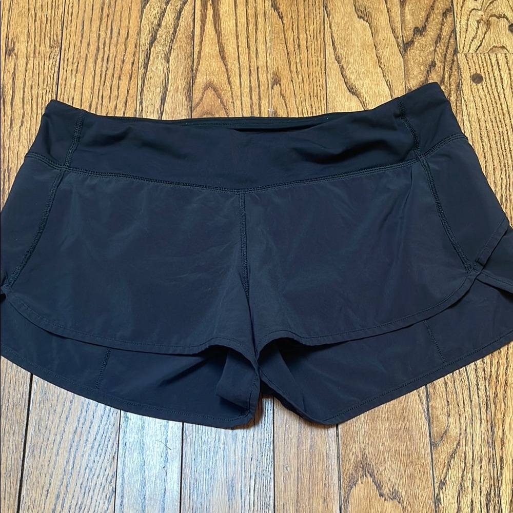 Lululemon sz 8 Black 3 inch shorts w small back zip